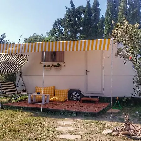 Kemp Mona Glamping Caravan Suites *